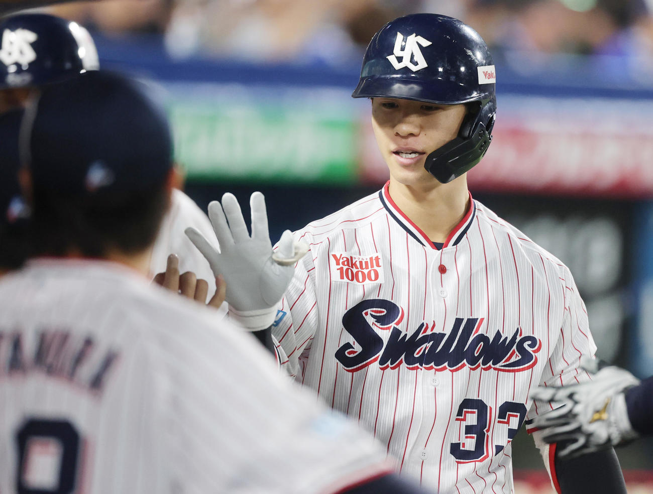 ヤクルト対DeNA 3回裏ヤクルト無死一塁、左越え2点本塁打を放ち喜ぶ内山（撮影・野上伸悟）