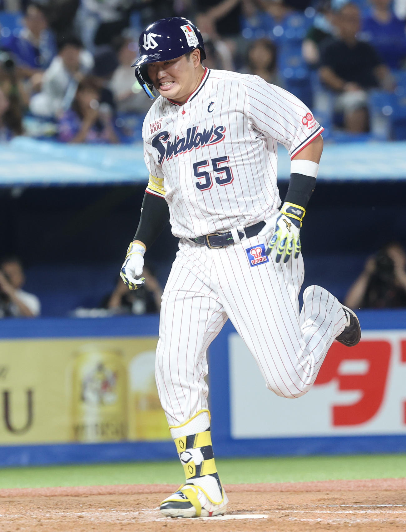 ヤクルト対DeNA 3回裏ヤクルト無死、右越え本塁打を放ち喜ぶ村上（撮影・野上伸悟）