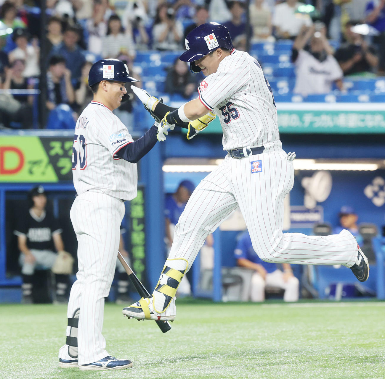 ヤクルト対DeNA 3回裏ヤクルト無死、右越え本塁打を放ち喜ぶ村上（撮影・野上伸悟）