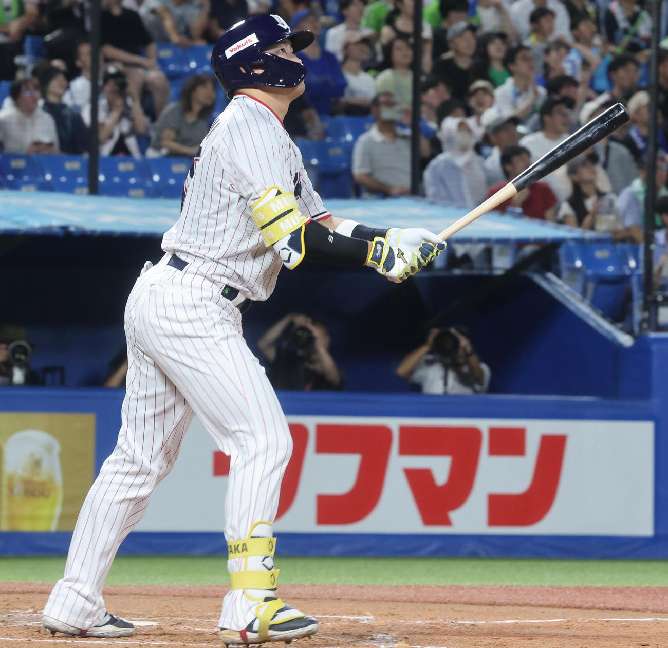 ヤクルト対DeNA 3回裏ヤクルト無死、右越え本塁打を放つ村上（撮影・野上伸悟）