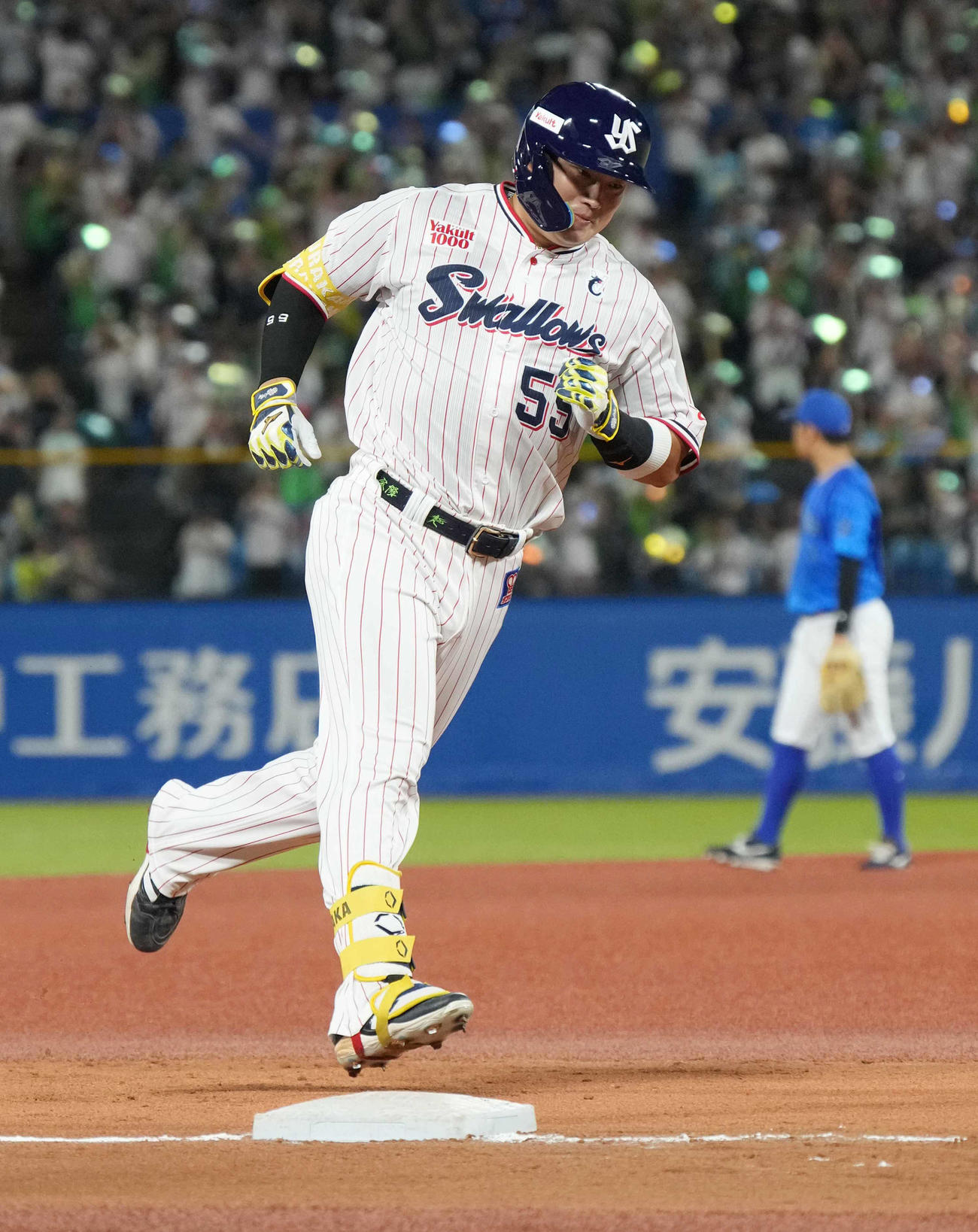 ヤクルト対DeNA 3回裏ヤクルト無死、村上（右）は右越えに2者連続のソロ本塁打を放ち三塁をまわる（撮影・小沢裕）