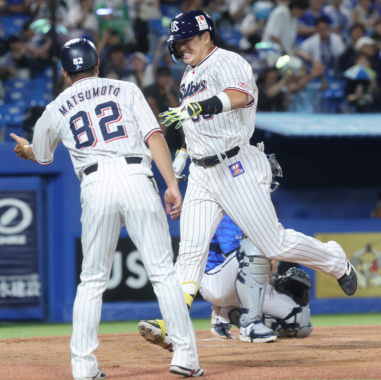 ヤクルト対DeNA 3回裏ヤクルト無死、右越え本塁打を放ち喜ぶ村上（撮影・野上伸悟）