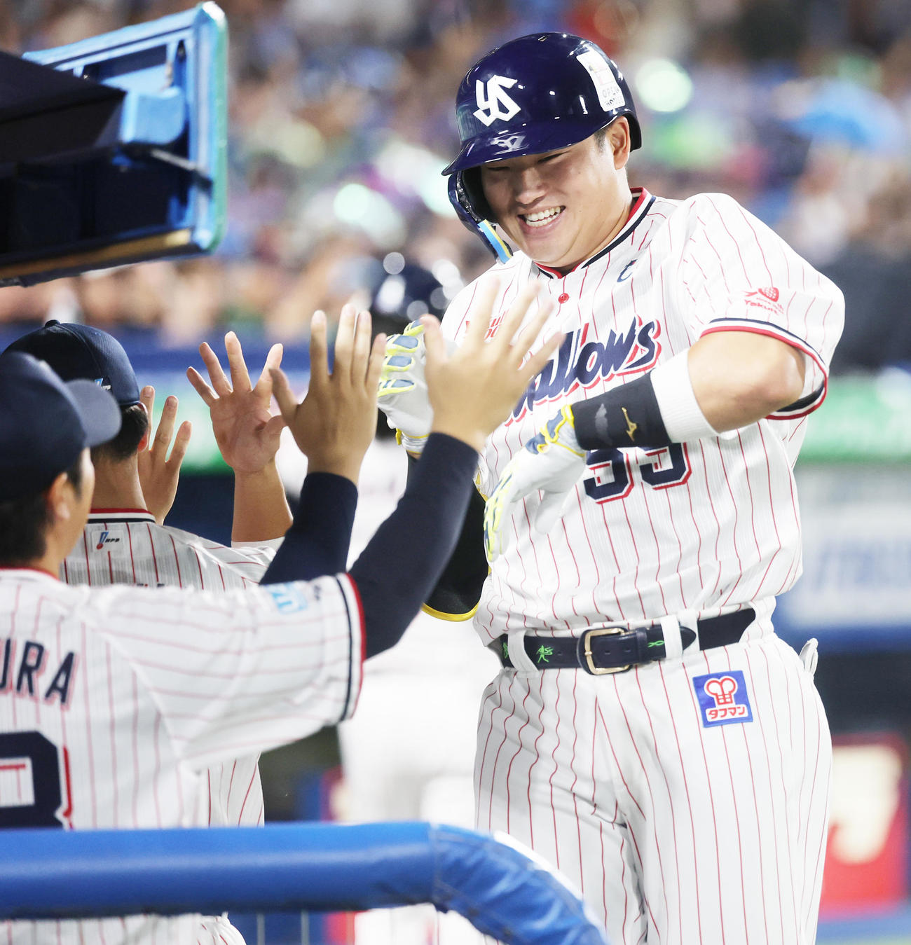ヤクルト対DeNA 3回裏ヤクルト無死、右越え本塁打を放ち喜ぶ村上（撮影・野上伸悟）