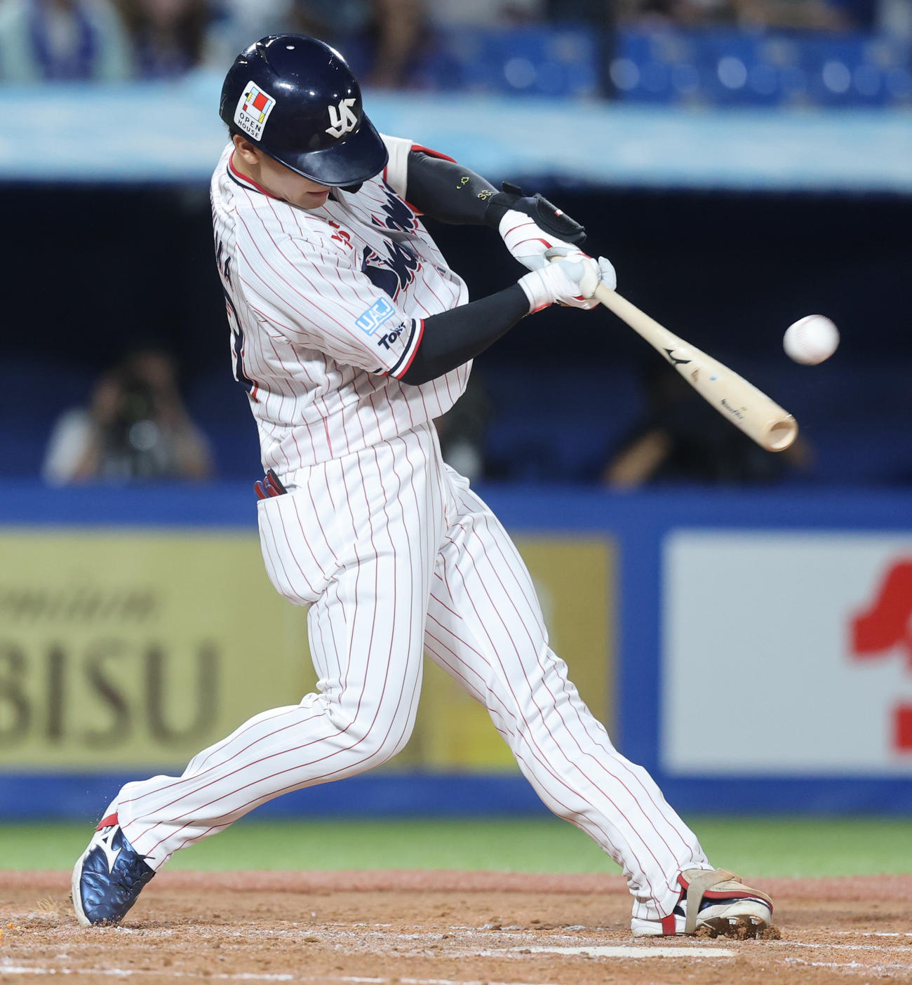 ヤクルト対DeNA 3回裏ヤクルト無死一塁、左越え2点本塁打を放つ内山（撮影・野上伸悟）