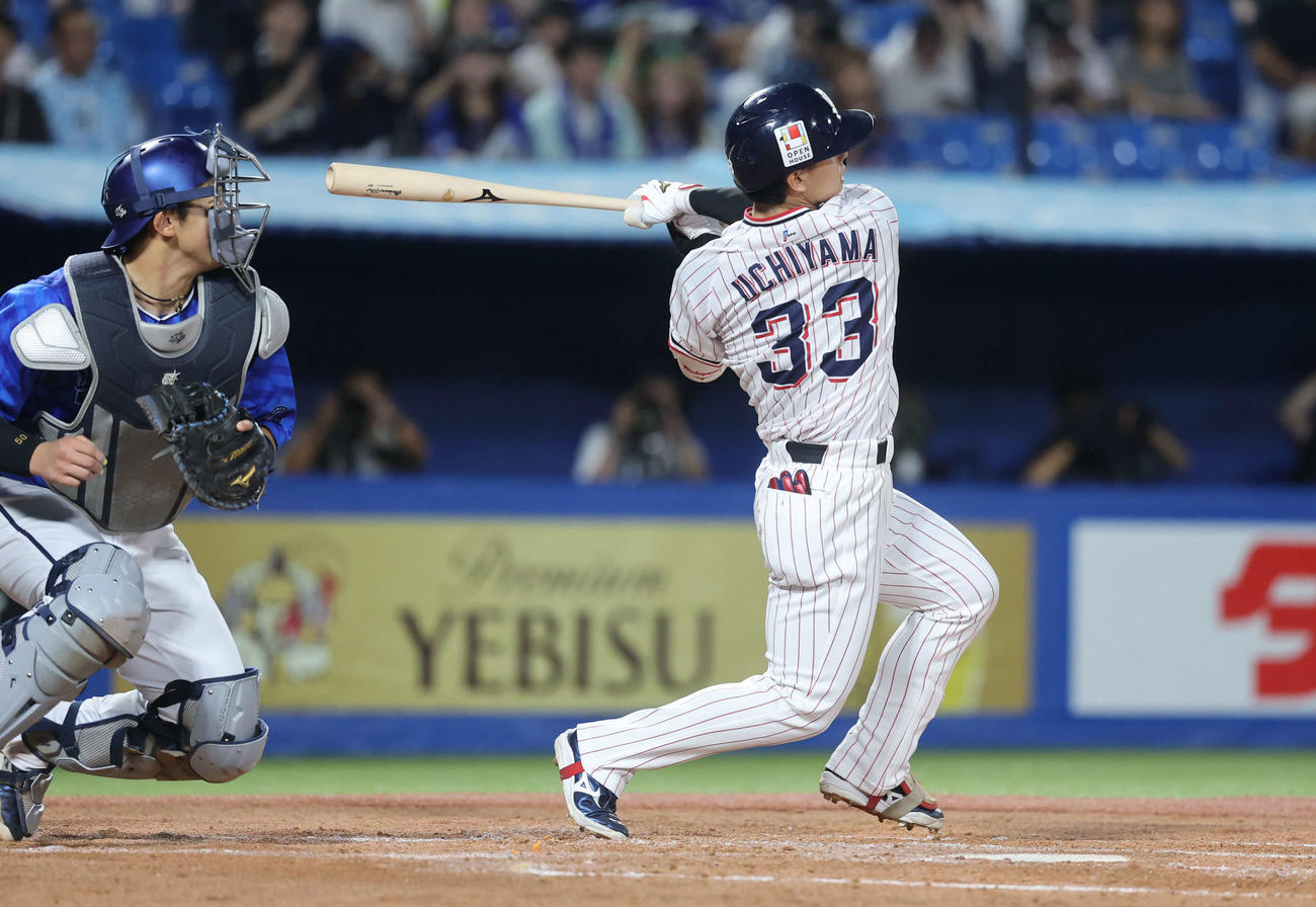 ヤクルト対DeNA 3回裏ヤクルト無死一塁、左越え2点本塁打を放つ内山（撮影・野上伸悟）