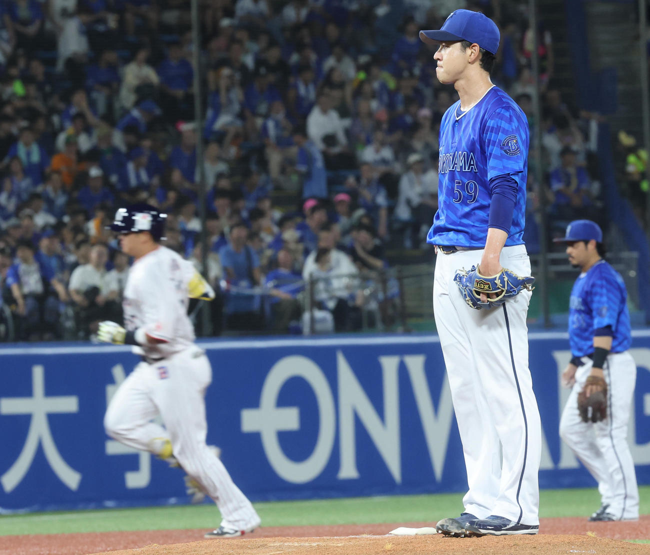 ヤクルト対DeNA 3回裏ヤクルト無死、村上に右越え本塁打を許す平良（撮影・野上伸悟）
