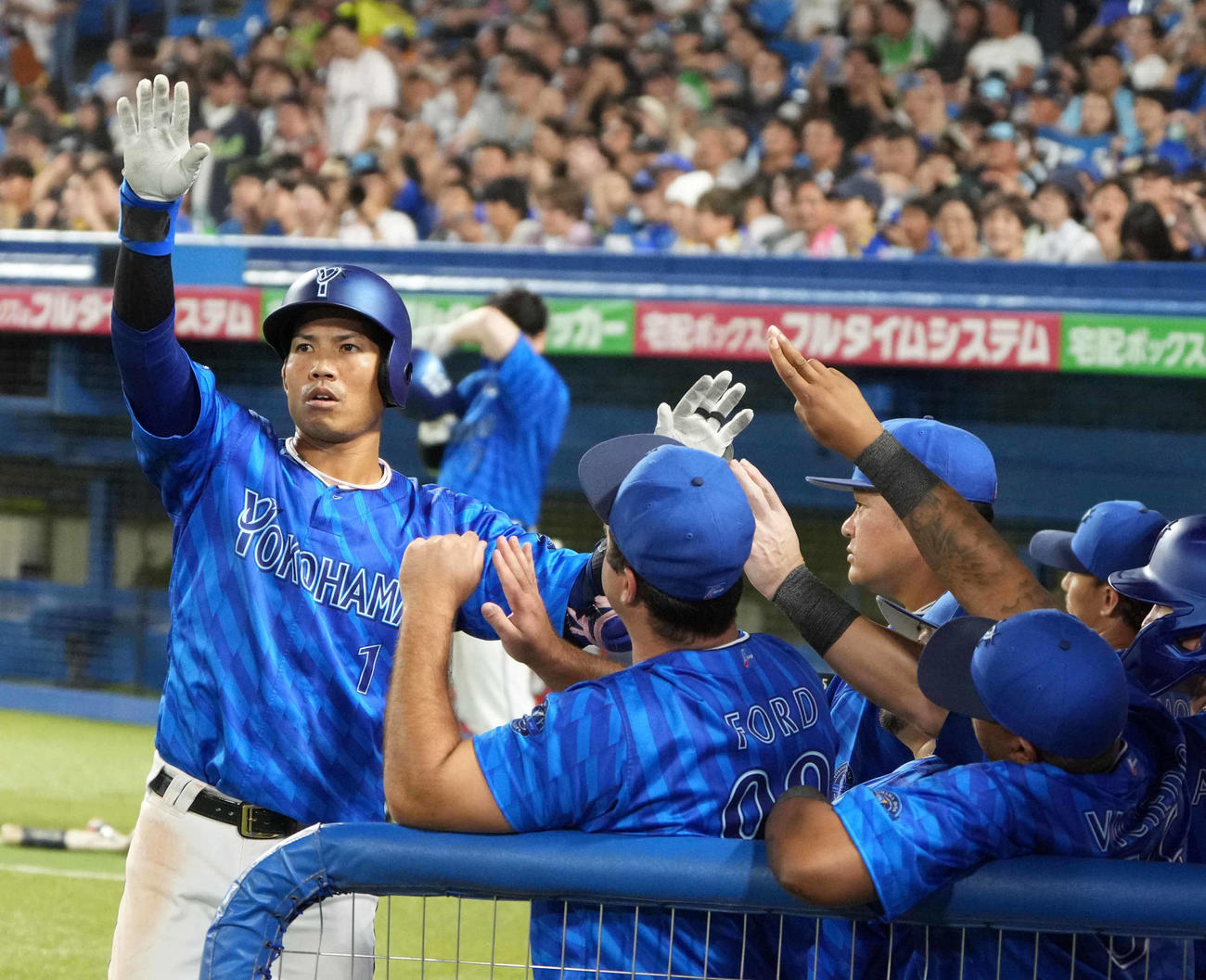 ヤクルト対DeNA 7回表DeNA無死、桑原（左）は左越えにソロ本塁打を放ちベンチのナインの祝福を受ける（撮影・小沢裕）