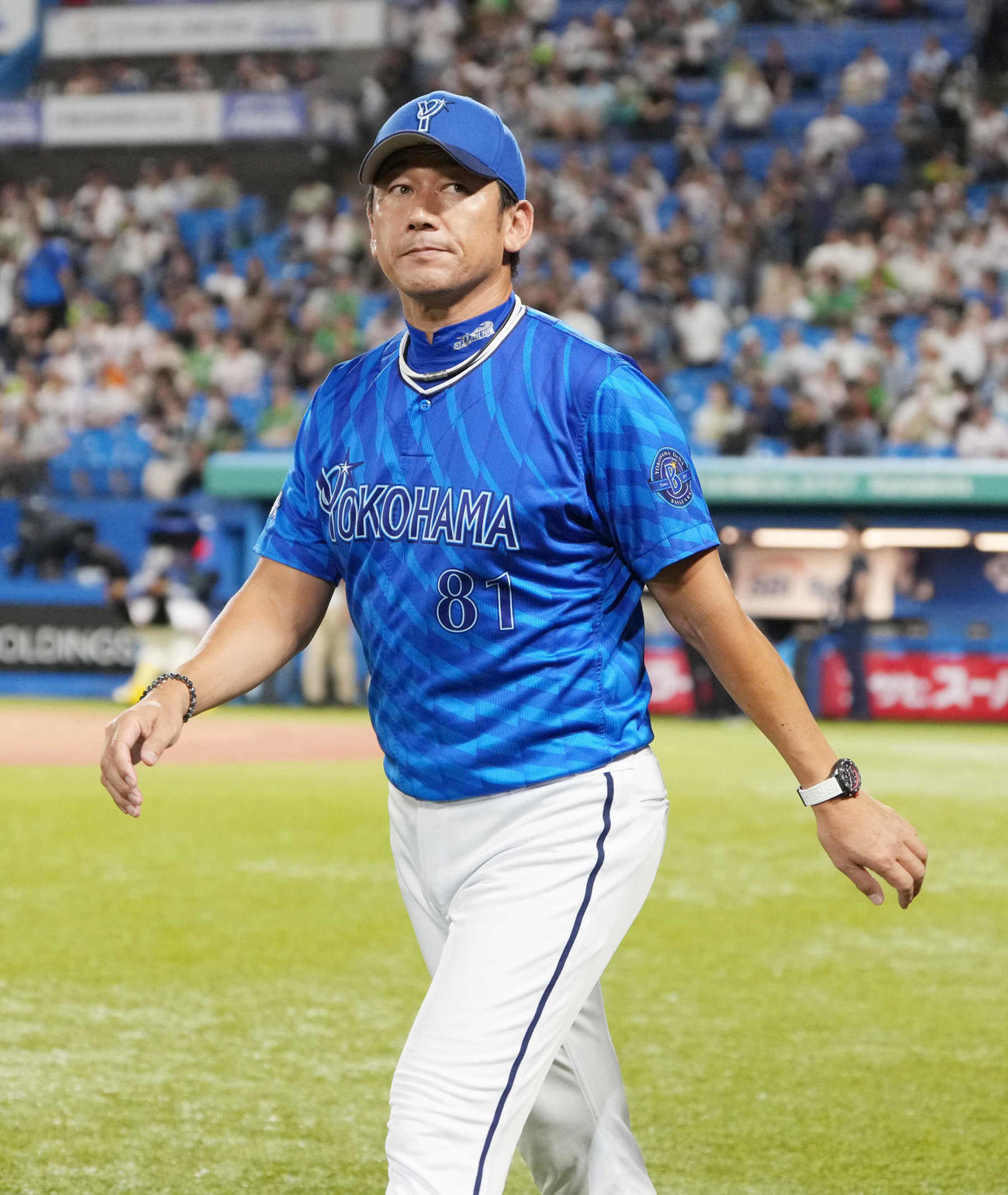 ヤクルト対DeNA　グラウンドを引き揚げるDeNA三浦監督（撮影・小沢裕）