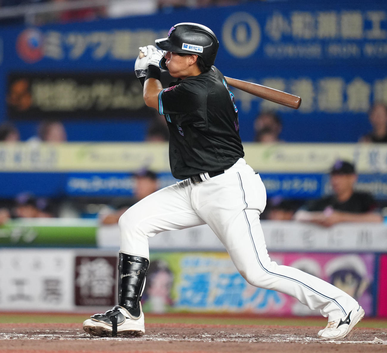 ロッテ対オリックス　6回裏ロッテ2死一、二塁、右前適時打を放つ安田（撮影・鈴木みどり）