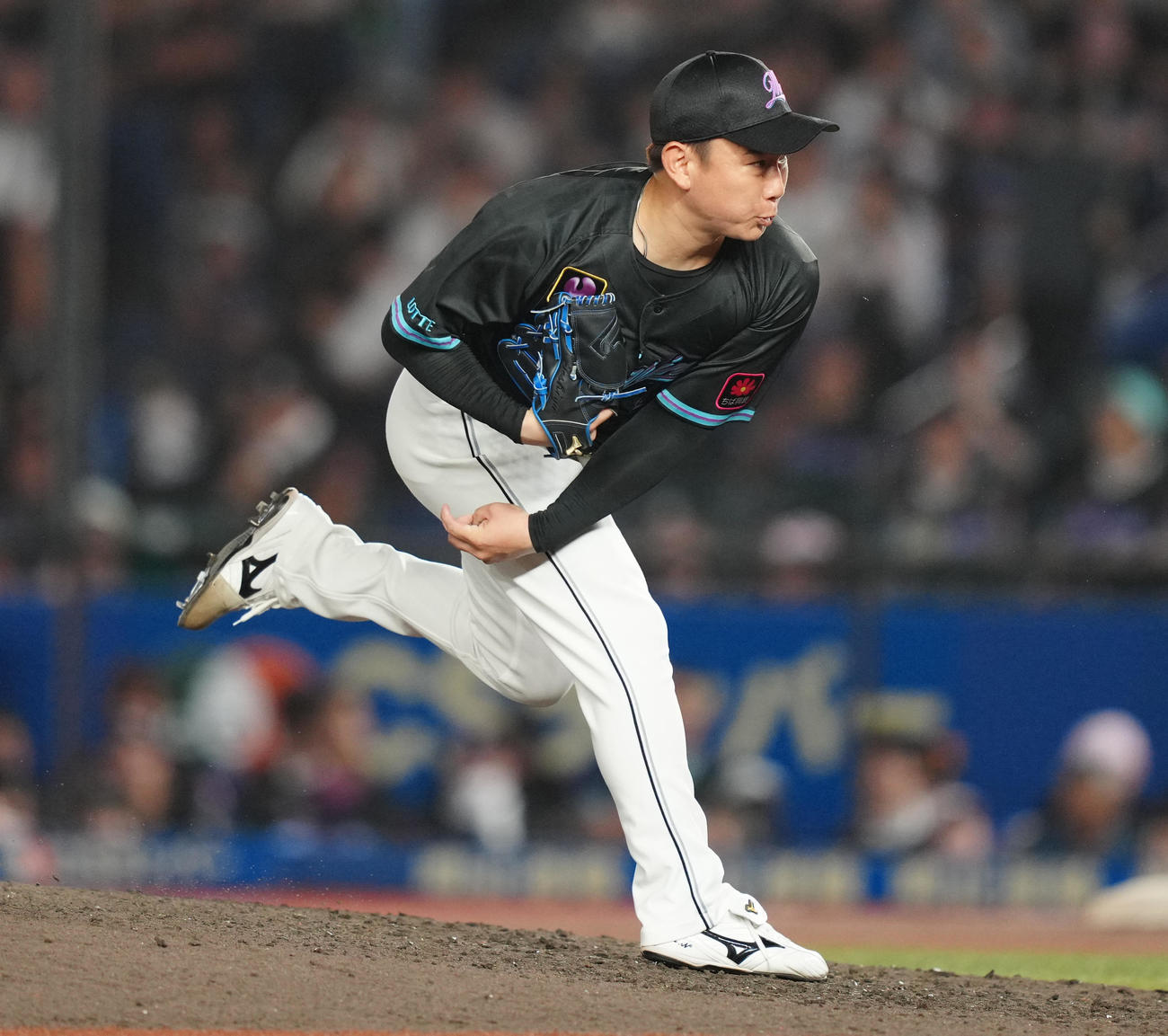 ロッテ対オリックス　10回表途中から7番手で登板したロッテ中村稔（撮影・鈴木みどり）