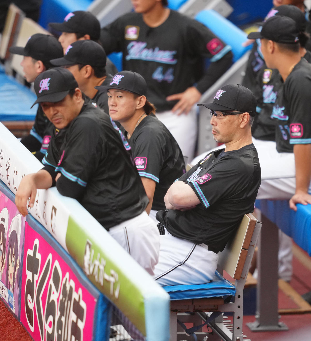 ロッテ対オリックス　ベンチから試合を見るロッテ吉井監督（右手前）（撮影・鈴木みどり）
