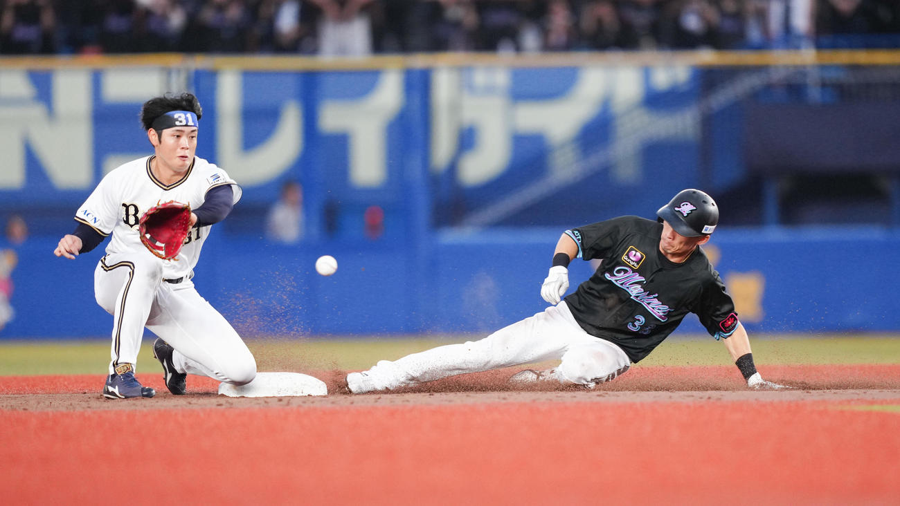 ロッテ対オリックス　4回裏ロッテ無死一塁、打者ソトの時、二盗する高部。二塁手太田（撮影・鈴木みどり）