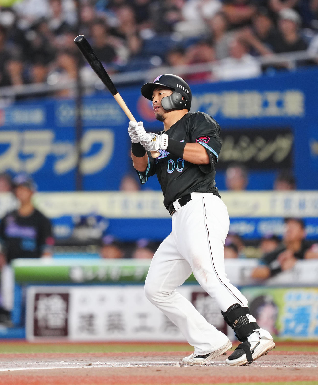 ロッテ対オリックス　4回裏ロッテ1死三塁、左犠飛を放つ池田（撮影・鈴木みどり）