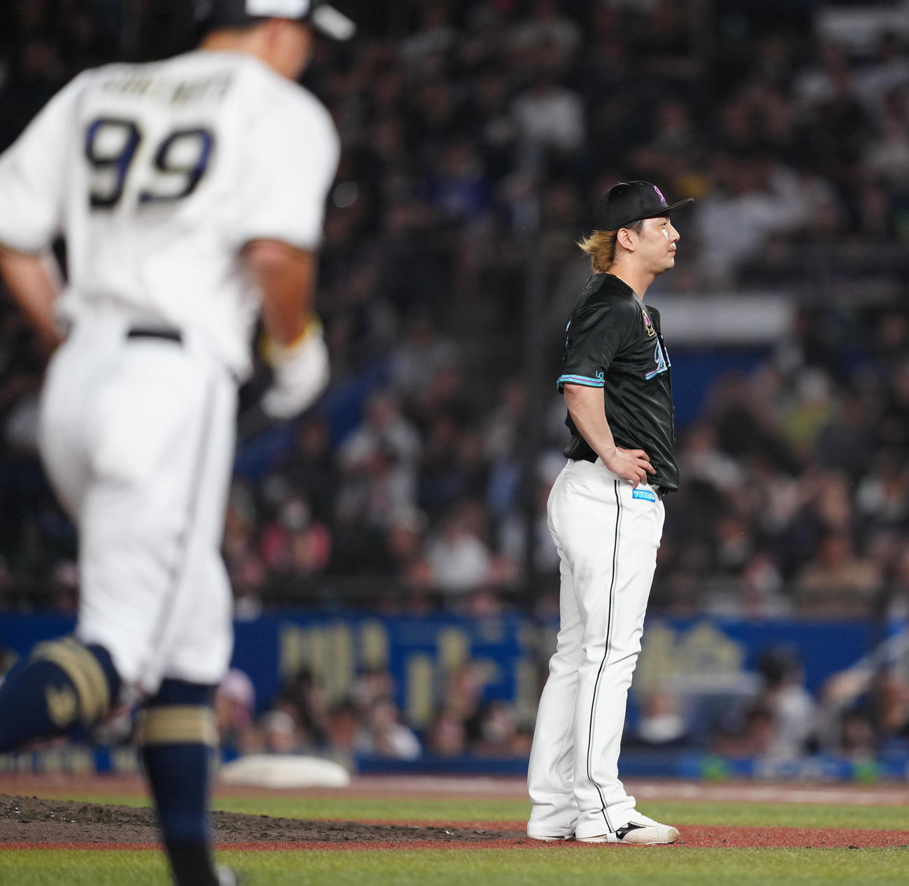 ロッテ対オリックス　6回表オリックス無死満塁、中川に押し出し四球を与え、ぼうぜんとする小野（撮影・鈴木みどり）