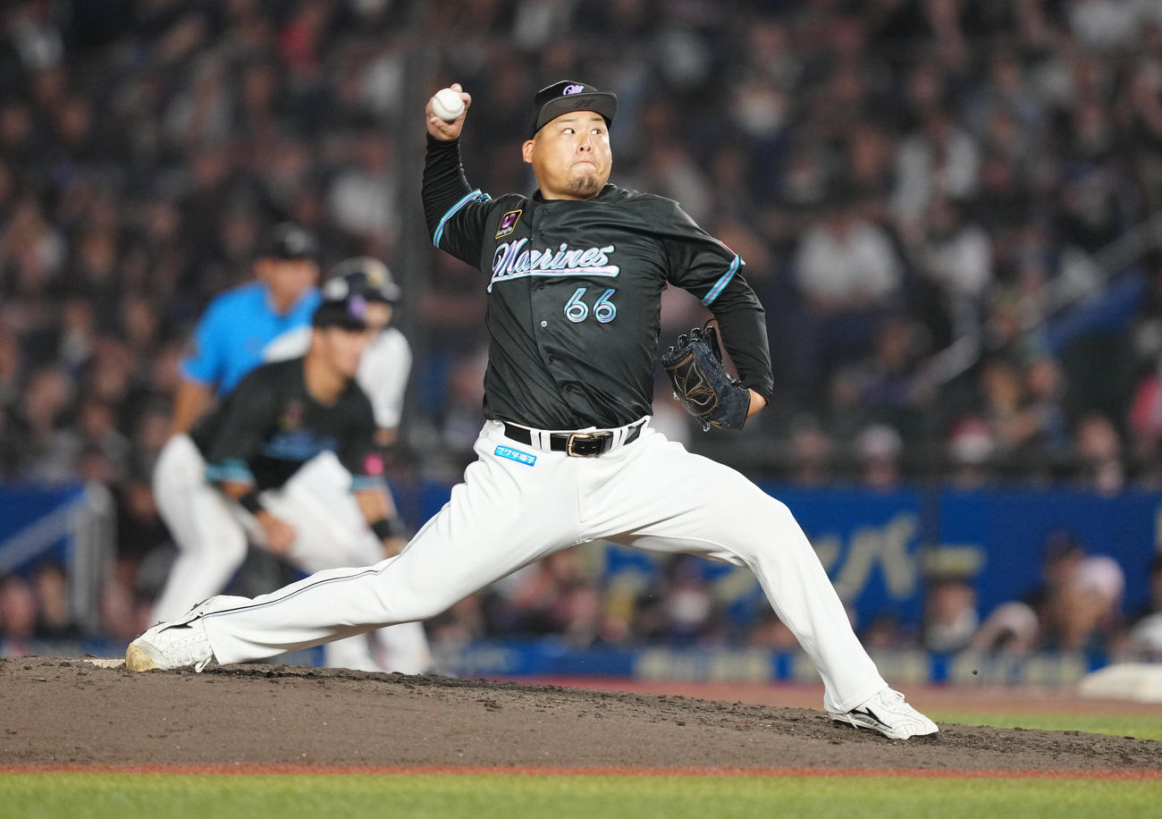 ロッテ対オリックス　6回表途中から3番手で登板したロッテ沢田（撮影・鈴木みどり）