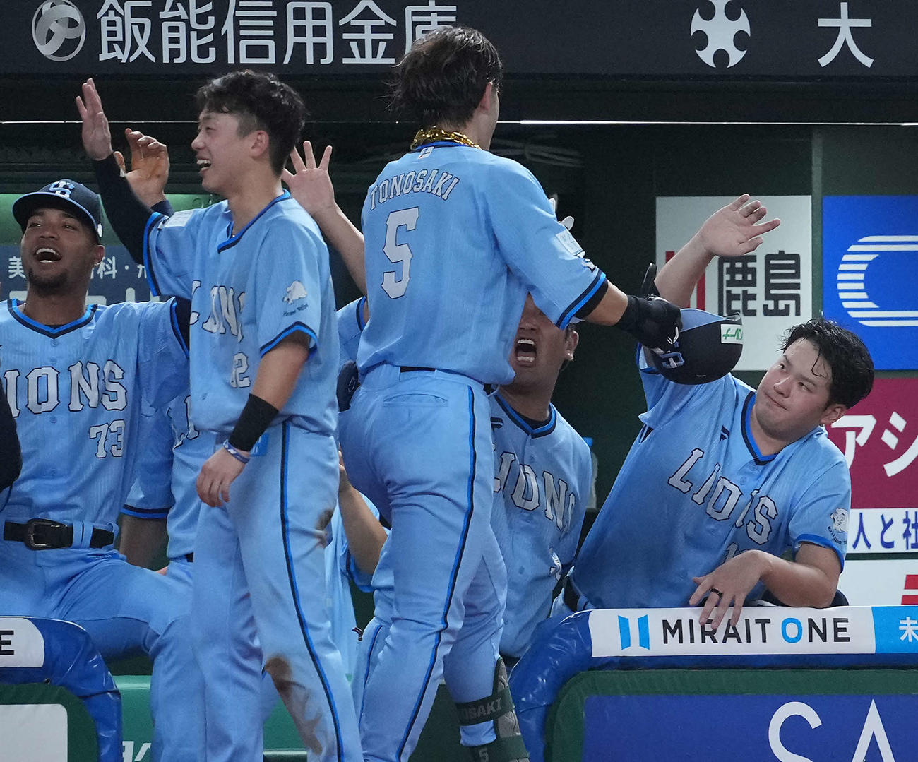 西武対楽天　5回裏西武無死、ソロ本塁打を放った外崎を迎える渡辺（撮影・たえ見朱実）