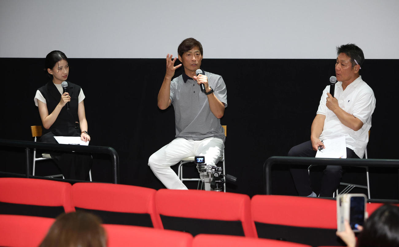 トークショーに参加する左から司会進行の中島麗記者、元阪神桧山進次郎氏、高原寿夫編集委員（撮影・白石智彦）