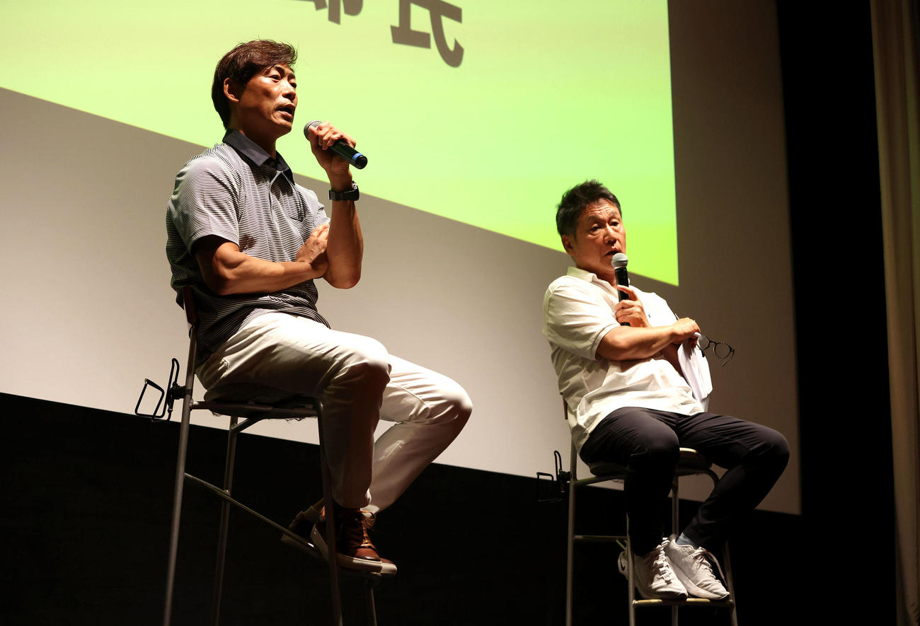 トークショーに参加する元阪神桧山進次郎氏（左）と高原寿夫編集委員（撮影・白石智彦）