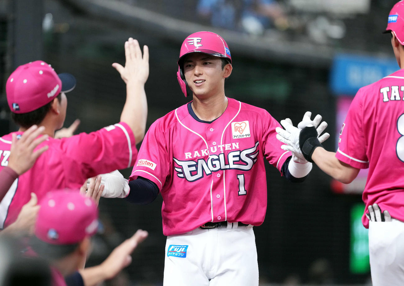 西武対楽天　1回表楽天2死三塁、黒川史陽の適時打で生還した宗山（撮影・たえ見朱実）