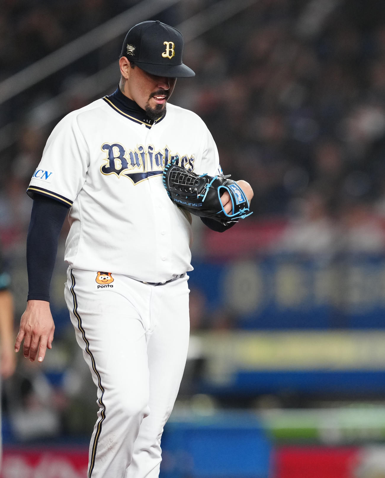 ロッテ対オリックス　9回裏を終え、うつむきながらベンチへ戻るオリックスのマチャド（撮影・鈴木みどり）