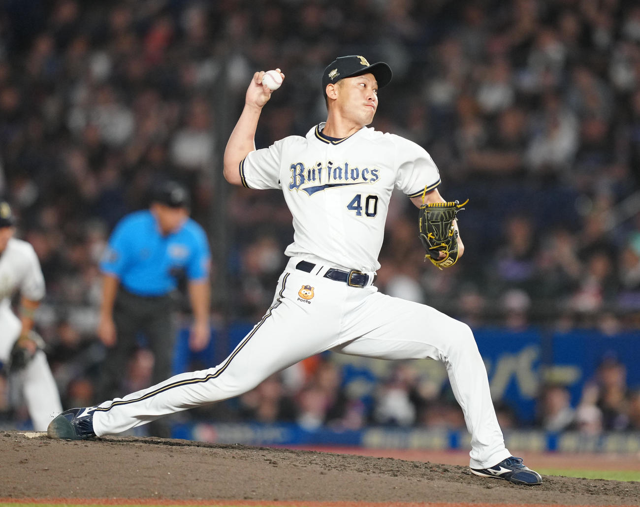 ロッテ対オリックス　7回裏から3番手で登板したオリックス岩崎（撮影・鈴木みどり）