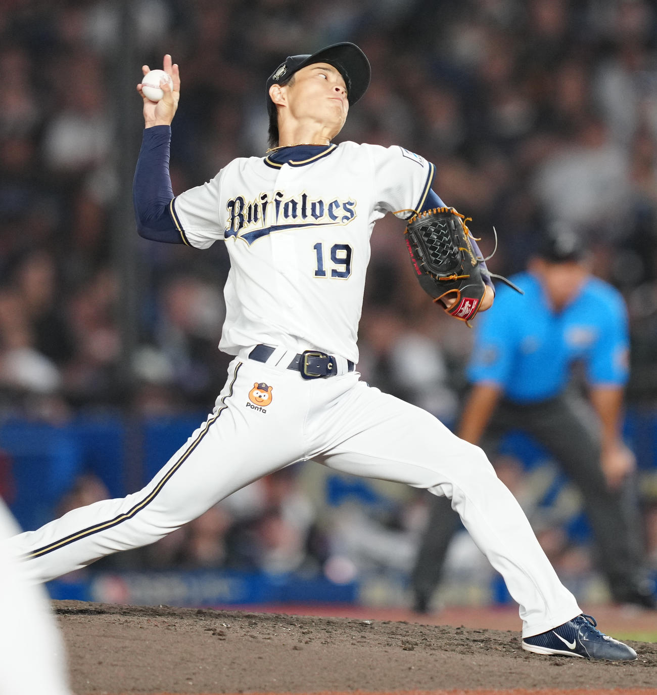 ロッテ対オリックス　6回裏途中から2番手で登板したオリックス山岡（撮影・鈴木みどり）
