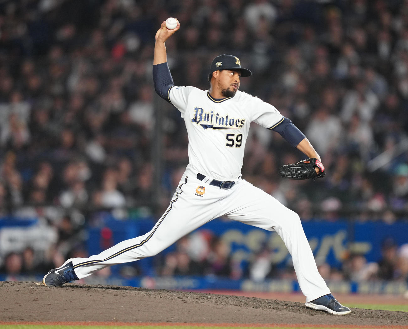 ロッテ対オリックス　8回裏から4番手で登板したオリックスのペルドモ（撮影・鈴木みどり）