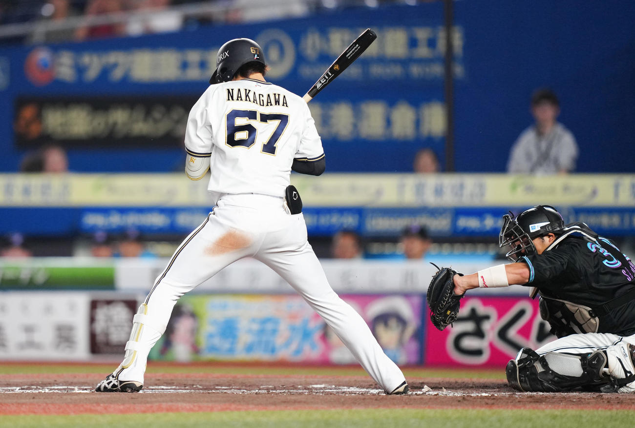 ロッテ対オリックス　6回表オリックス無死満塁、押し出し四球を選ぶ中川（撮影・鈴木みどり）