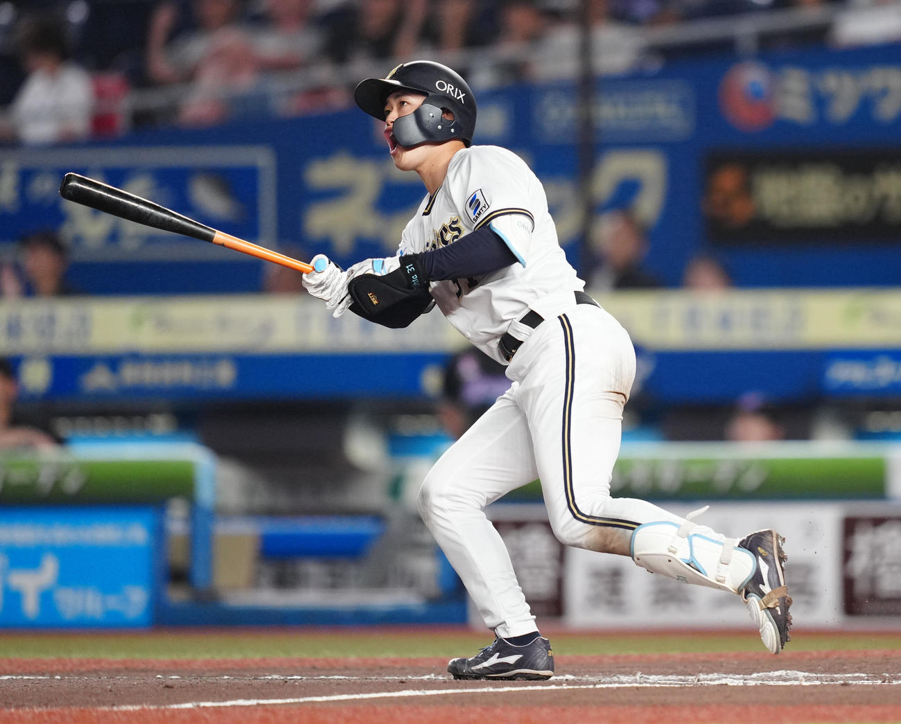 ロッテ対オリックス　10回表オリックス1死二塁、左越え2点本塁打を放つ太田（撮影・鈴木みどり）