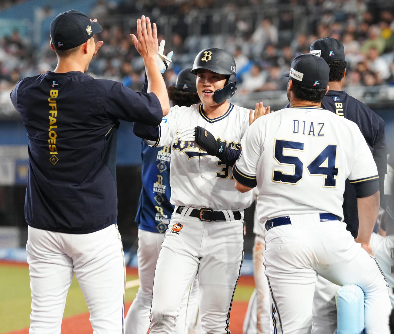 ロッテ対オリックス　10回表オリックス1死二塁、左越え2点本塁打を放った太田椋（中央）はナインと笑顔でハイタッチ（撮影・鈴木みどり）