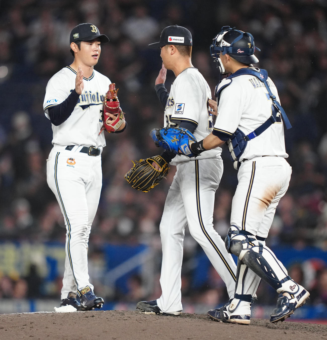 ロッテ対オリックス　ロッテに勝利し、タッチを交わす太田（左）らオリックスナイン（撮影・鈴木みどり）