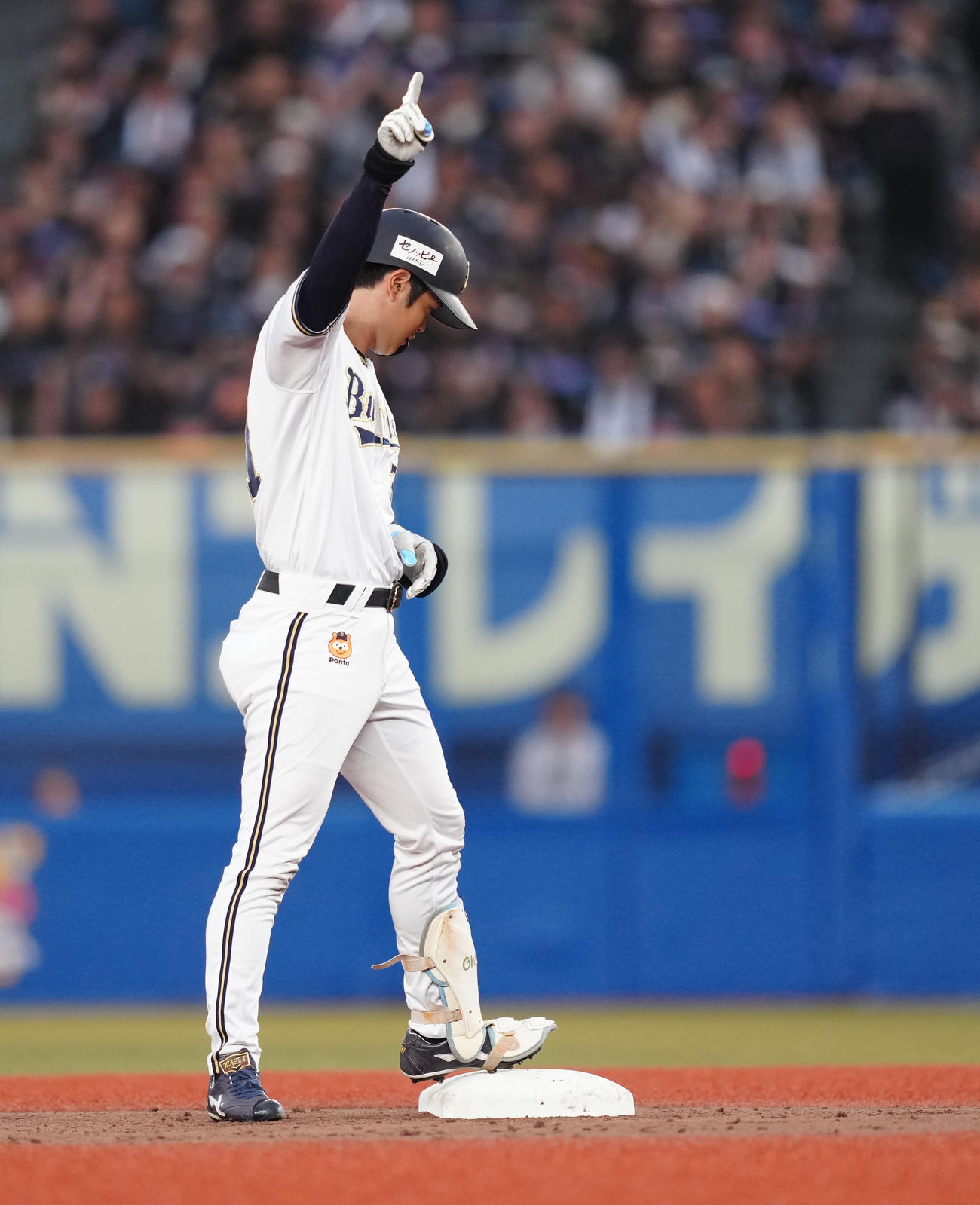 ロッテ対オリックス　4回表オリックス1死一塁、先制の中越え適時二塁打を放ち、右手を突き上げる太田（撮影・鈴木みどり）