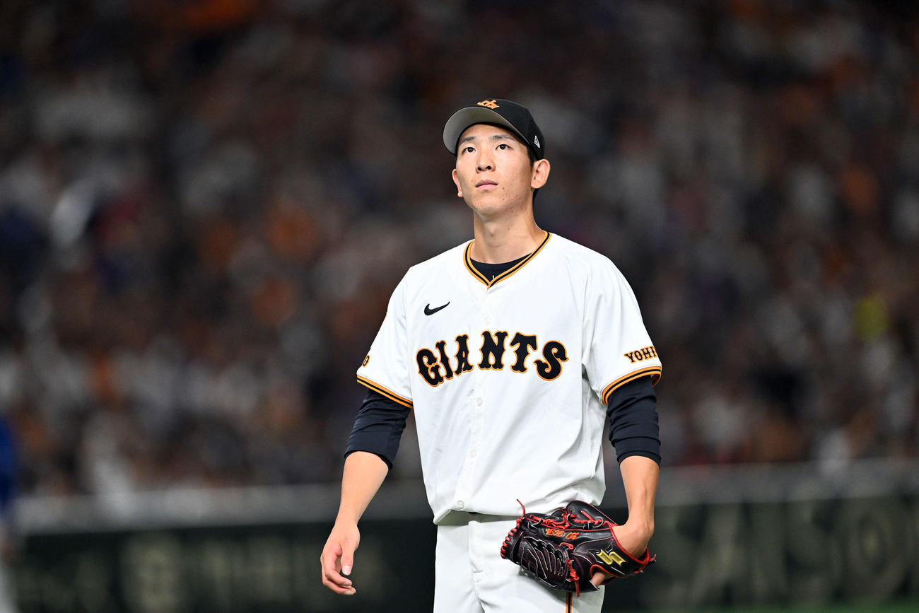 巨人対中日　1回表を投げ終え引き揚げる巨人先発の戸郷（撮影・滝沢徹郎）