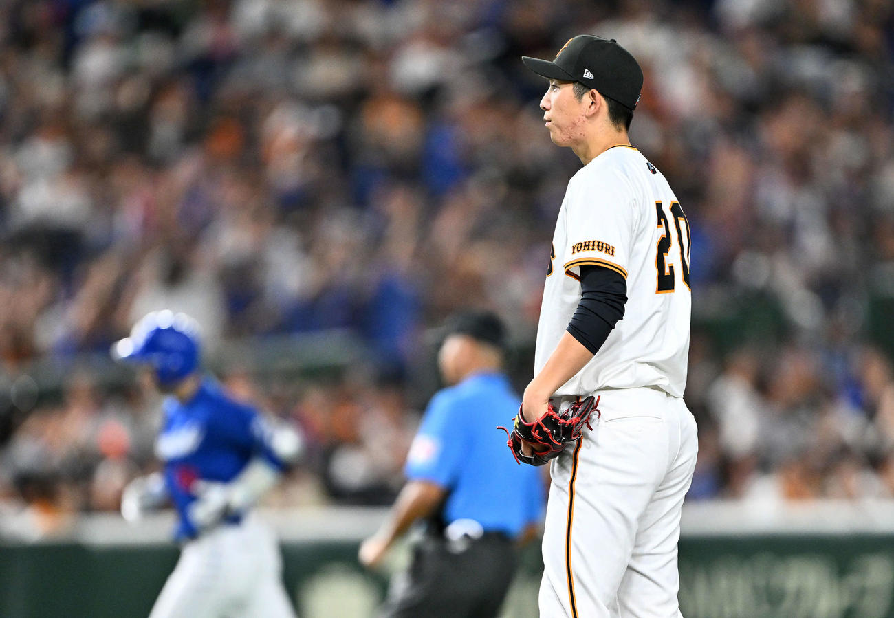 巨人対中日　5回表中日無死、山本（後方）にソロ本塁打を許す戸郷（撮影・滝沢徹郎）