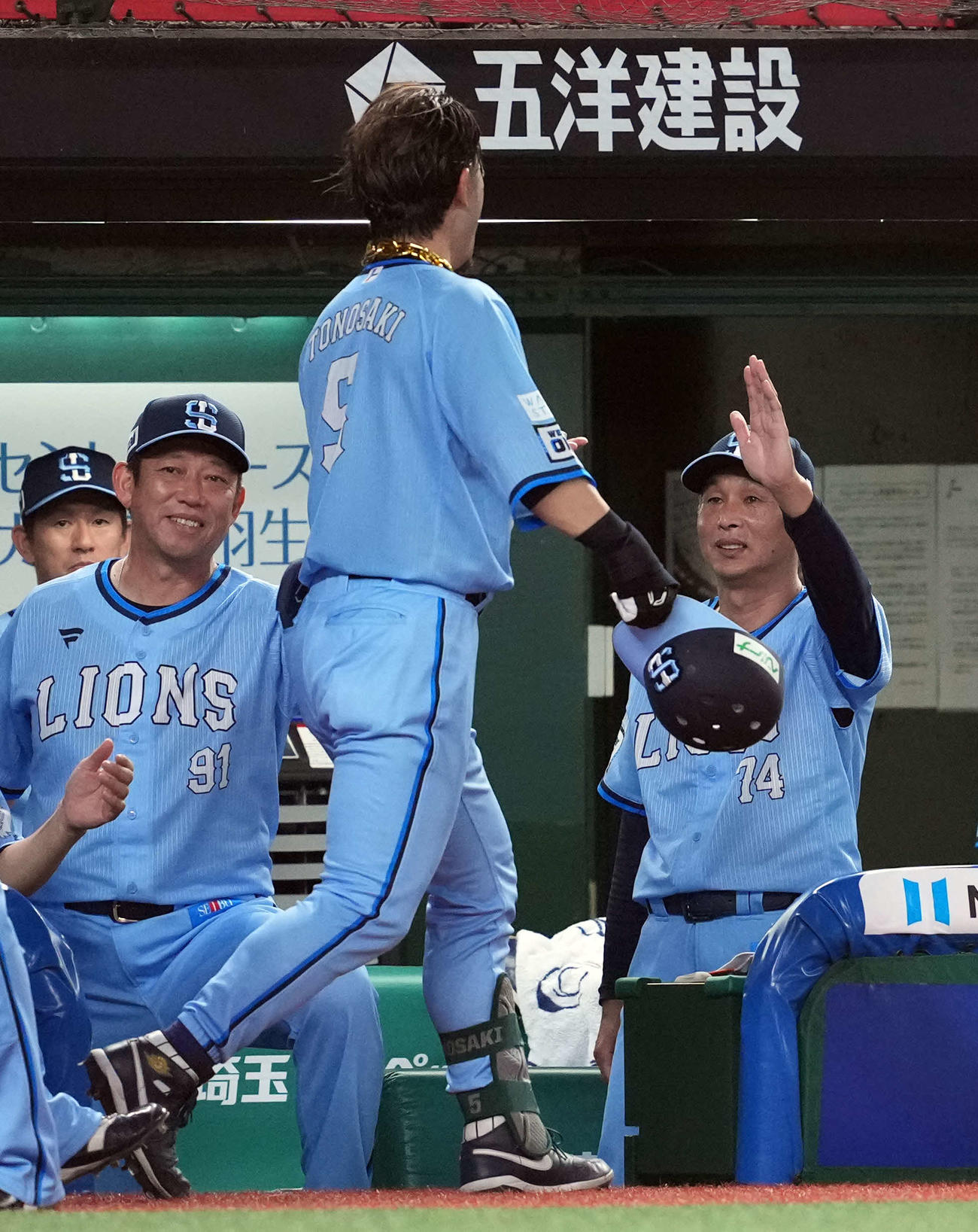 西武対楽天　5回裏西武無死、ソロ本塁打を放った外崎を迎える西口監督（撮影・たえ見朱実）