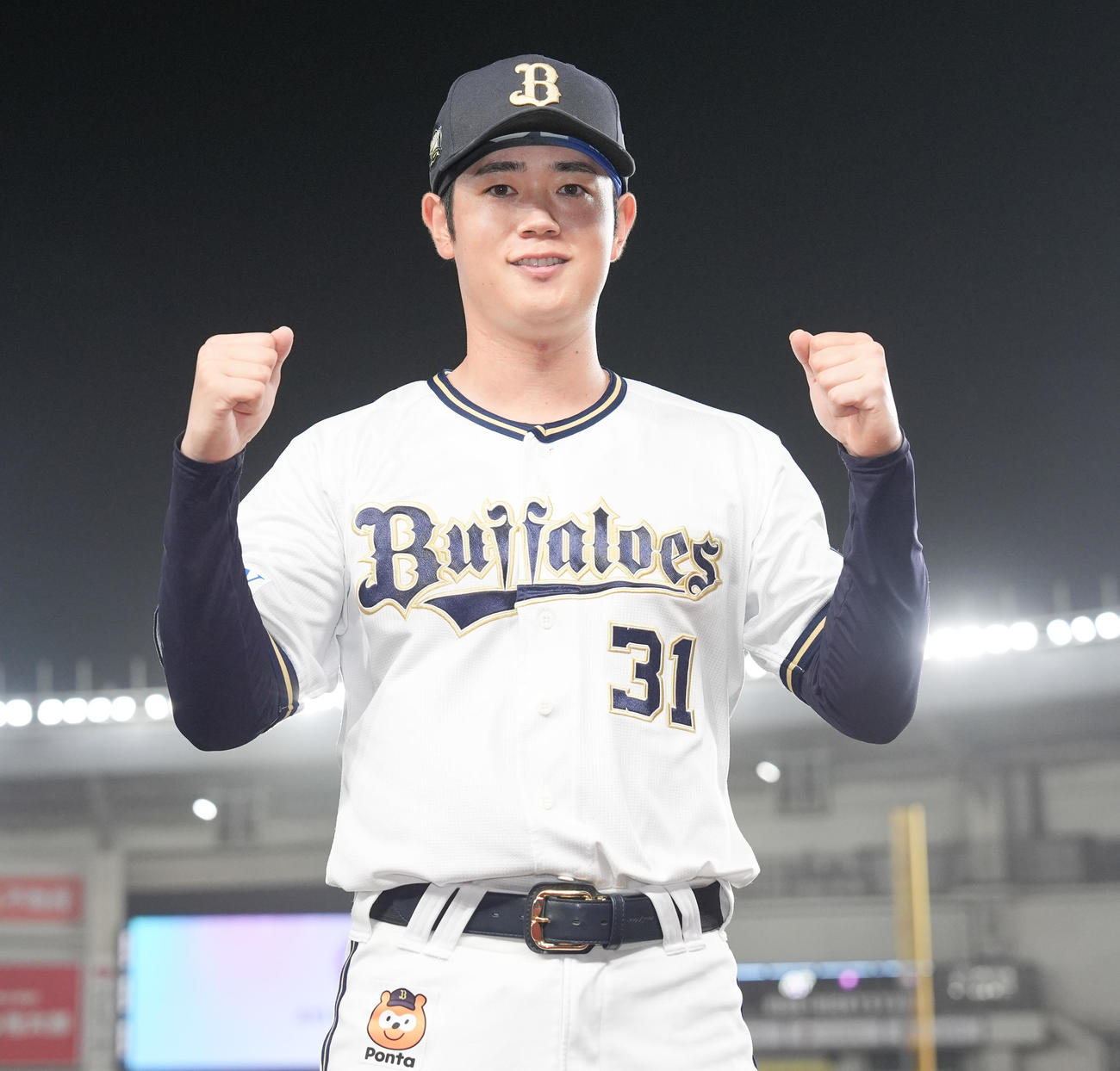 ロッテ対オリックス　ヒーローインタビュー後、笑顔でガッツポーズするオリックス太田（撮影・鈴木みどり）