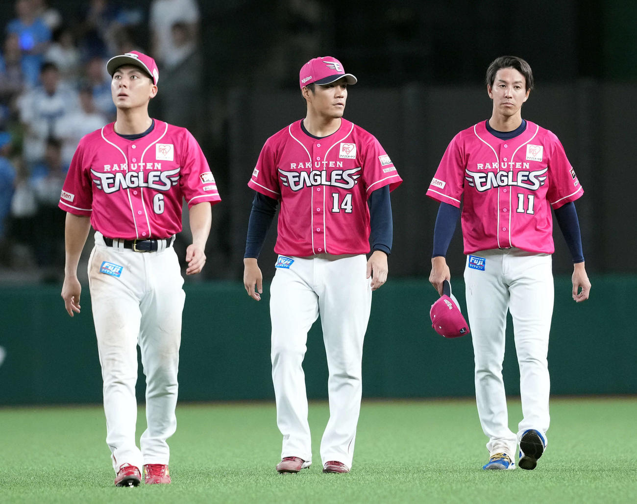 西武対楽天　ベルーナドームでの最終戦を終えファンにあいさつをした楽天ナイン、左から村林、則本、岸（撮影・たえ見朱実）