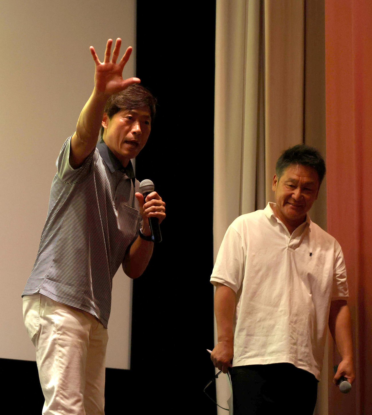 トークショーを終えファンに手を振る元阪神桧山進次郎氏。右は高原寿夫編集委員（撮影・白石智彦）