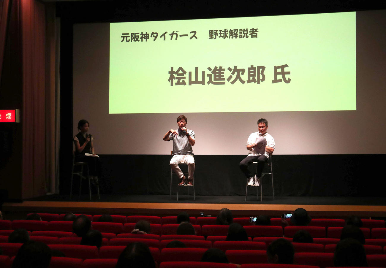 トークショーに参加する元阪神桧山進次郎氏（中央）と高原寿夫編集委員（撮影・白石智彦）