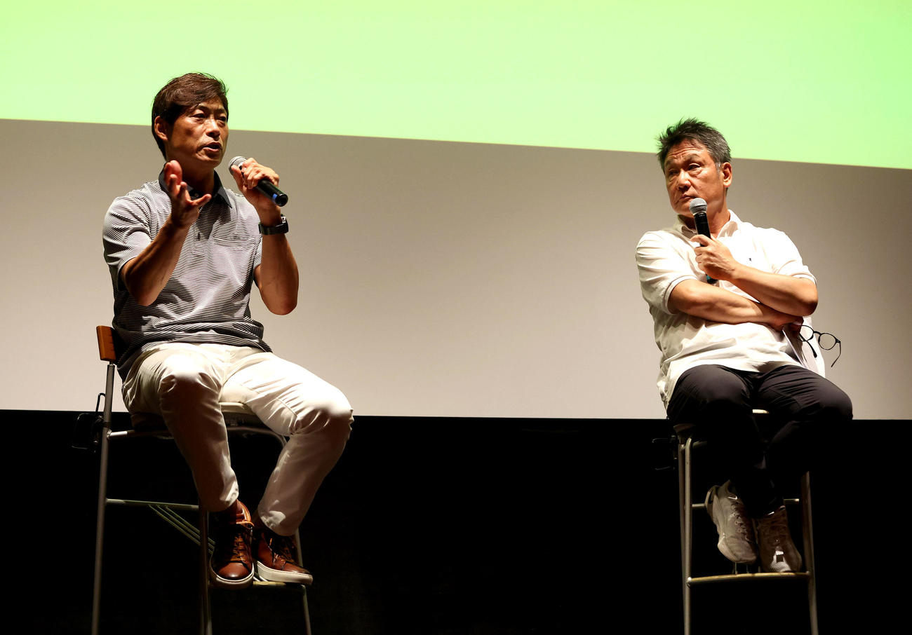 トークショーに参加する元阪神の桧山進次郎氏（左）と高原寿夫編集委員（撮影・白石智彦）