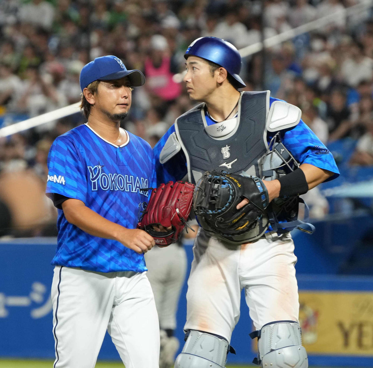 8月11日、ヤクルト対DeNA DeNA2番手で登板した三嶋はヤクルト打線につかまりこの回5点を失う。右は山本