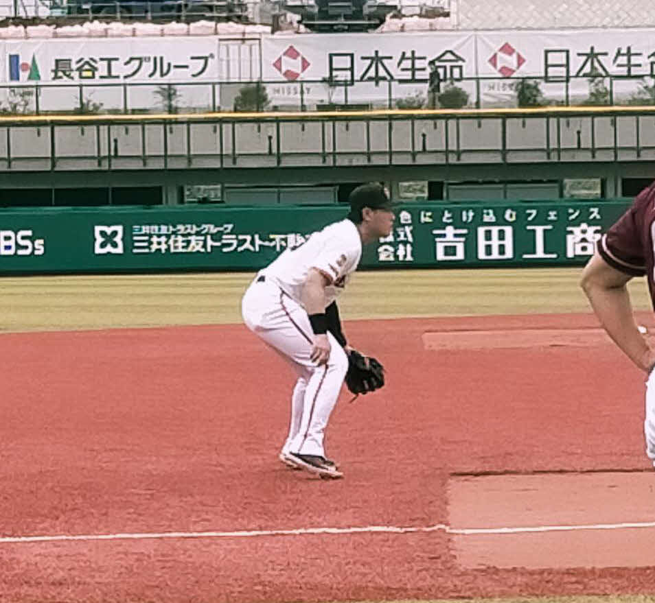 三塁の守備に就く岡本