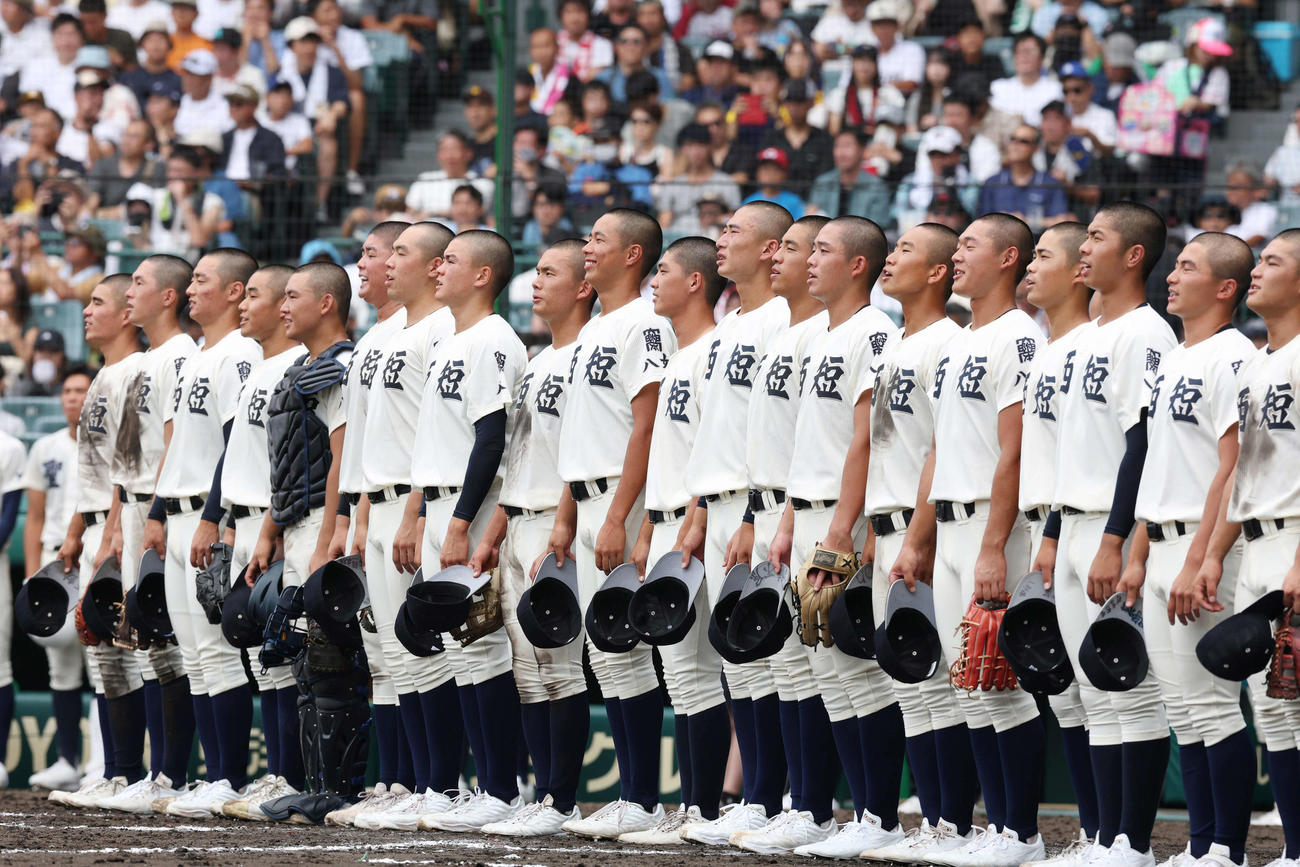 西日本短大付対弘前学院聖愛　弘前学院聖愛に勝利し校歌斉唱する西日本短大付ナイン（2025年8月9日撮影）