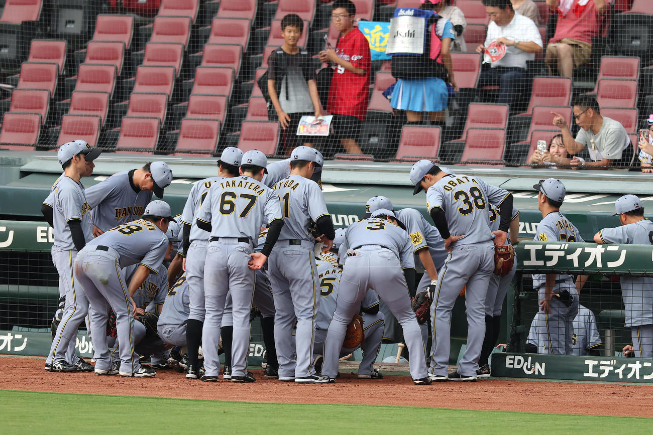 広島対阪神　試合前、円陣を組む阪神の選手たち（撮影・前田充）