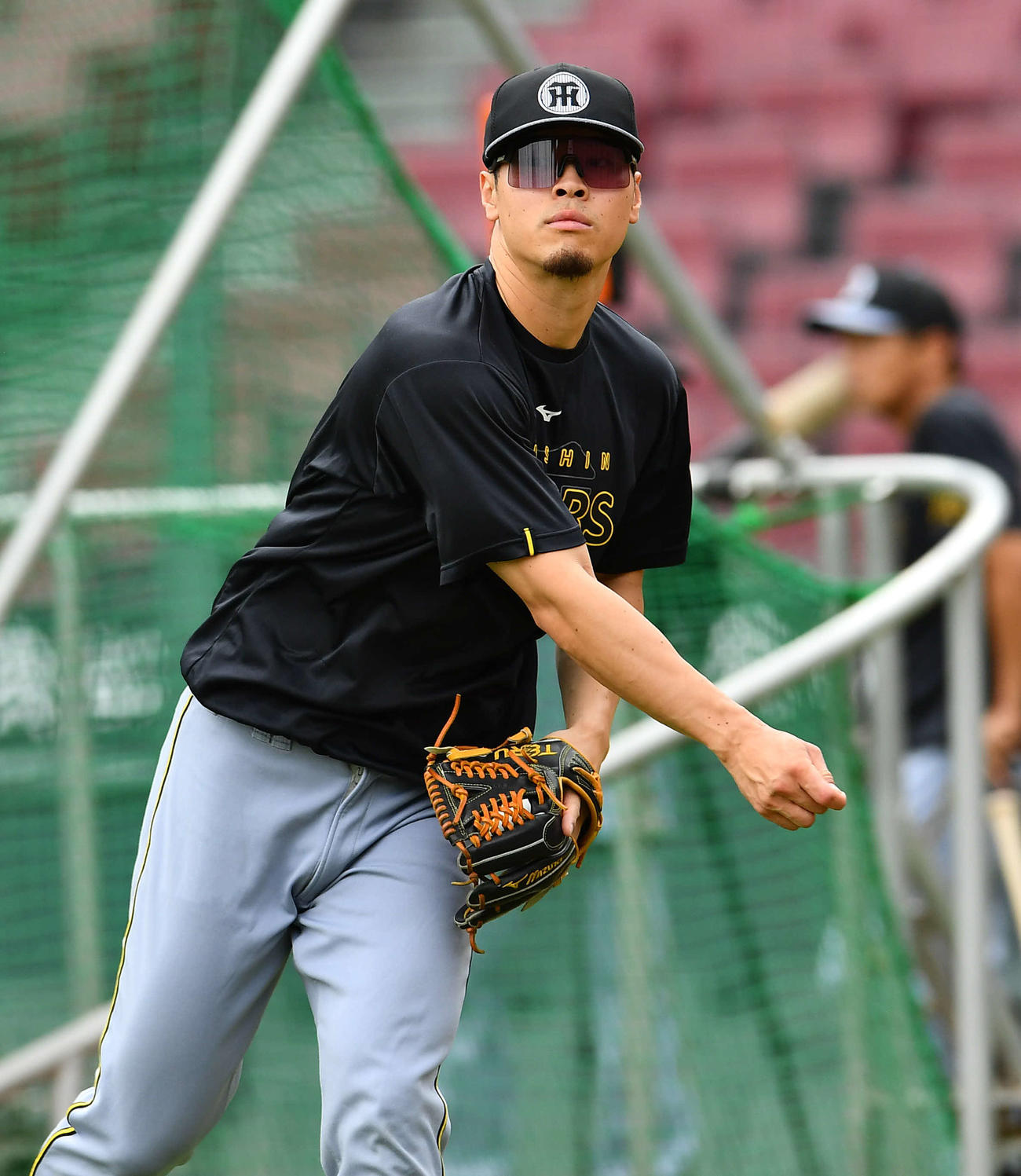 広島対阪神　試合前、キャッチボールを行う阪神佐藤輝（撮影・岩下翔太）