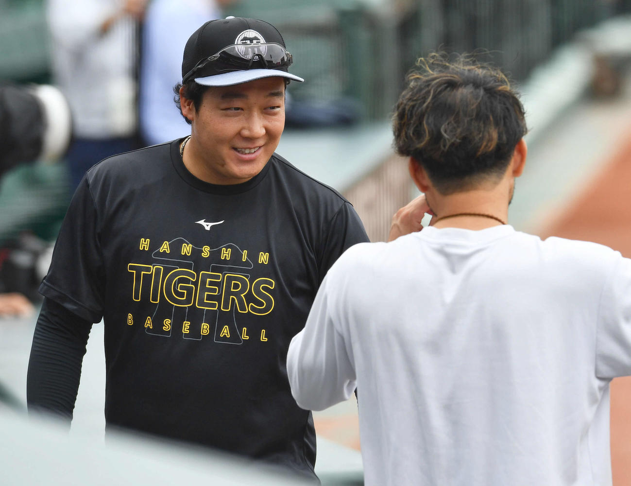 広島対阪神　試合前、狩野恵輔氏（右）と談笑する阪神大山（撮影・岩下翔太）