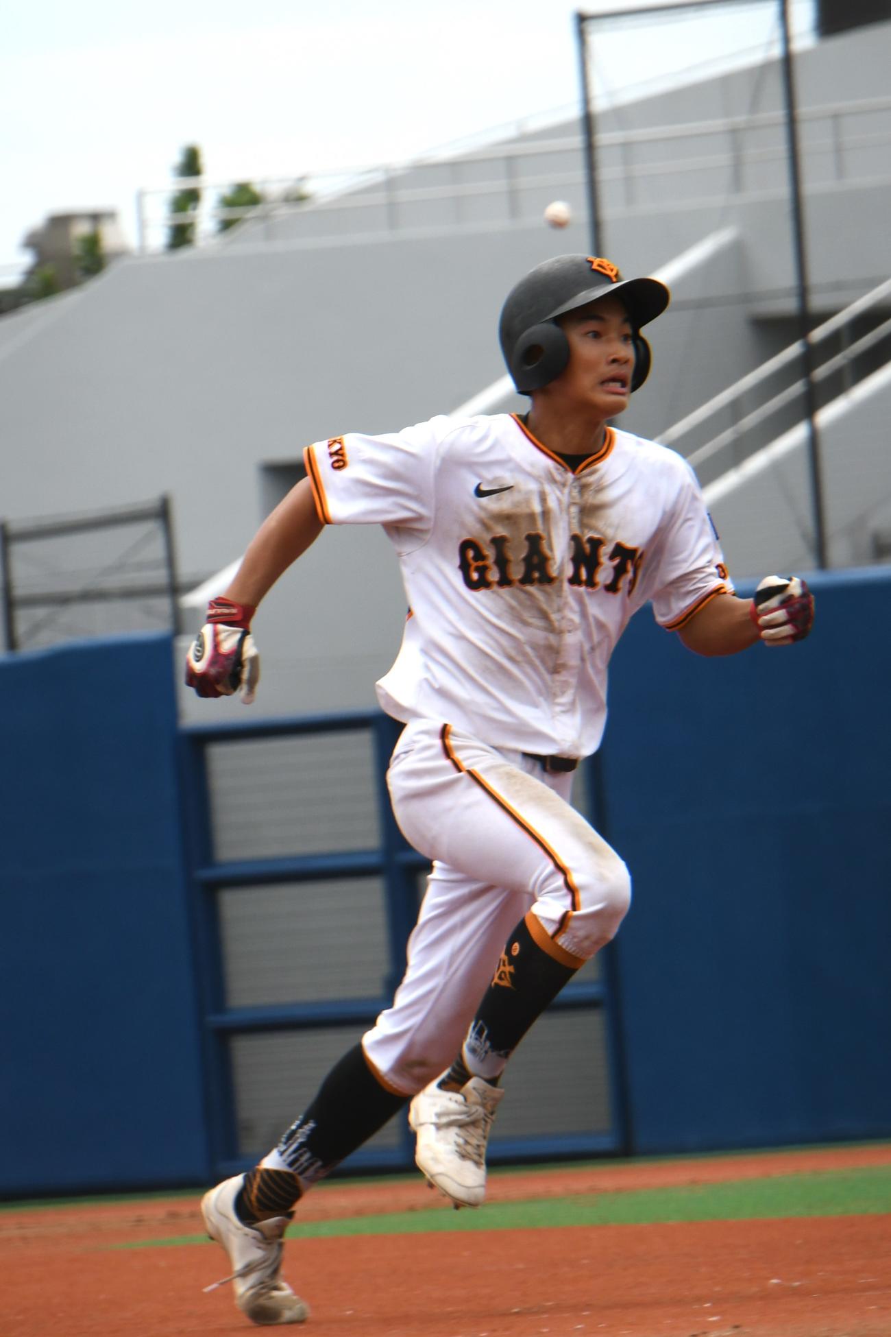 多摩川ボーイズの渡邉は6回無死二、三塁から逆転打を放ち、送球に負けないよう三塁に走った（撮影・久我悟）