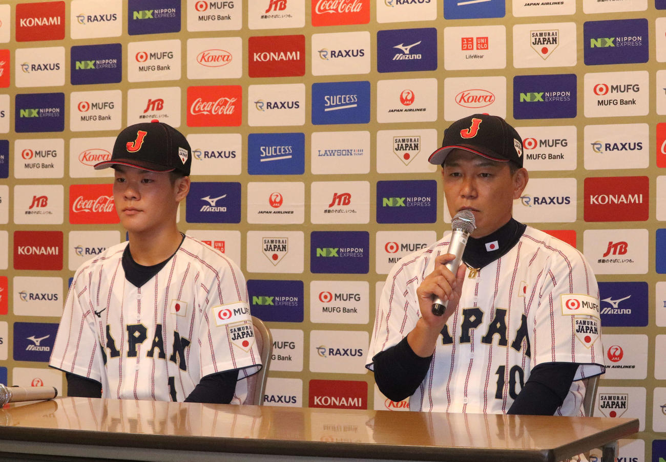 「第12回BFA U15　アジア選手権」へ向けた会見に出席した侍ジャパンU15の井端監督（右）と丹羽主将（撮影・小早川宗一郎）