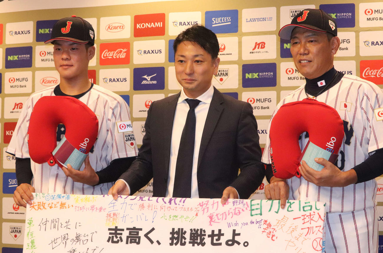 「第12回BFA U15　アジア選手権」へ向けた会見に出席した侍ジャパンU15の井端監督（右）と丹羽主将（左）とラグザス社の福重社長（撮影・小早川宗一郎）