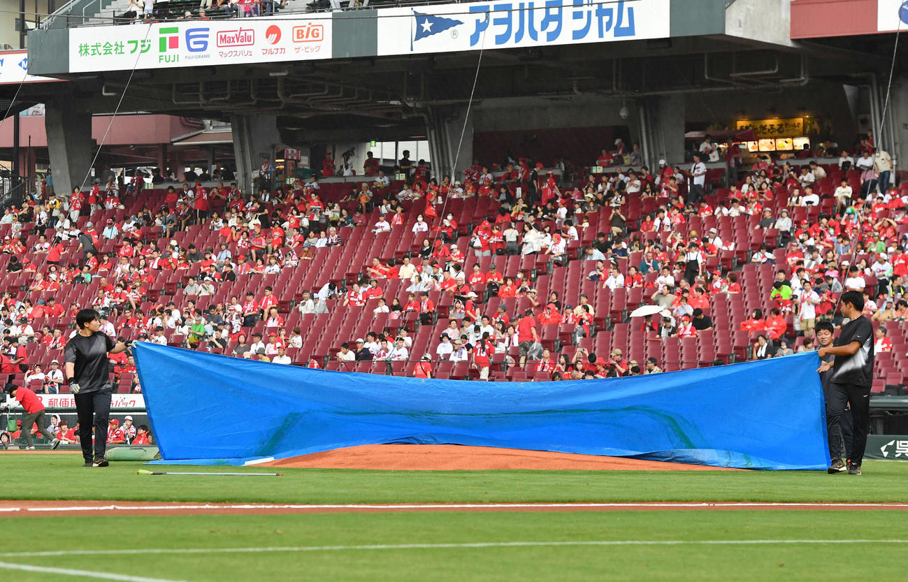 広島対阪神　試合前、雨雲が近づきマウンドにシートがかけられる（撮影・岩下翔太）